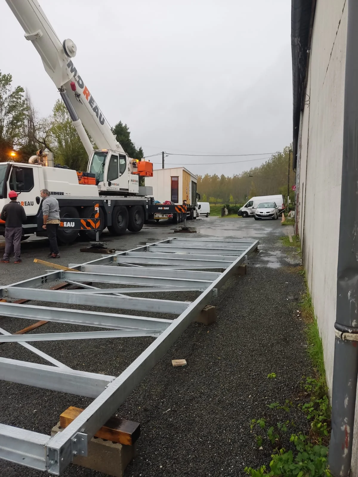 Éléments préfabriqués préparés pour le montage