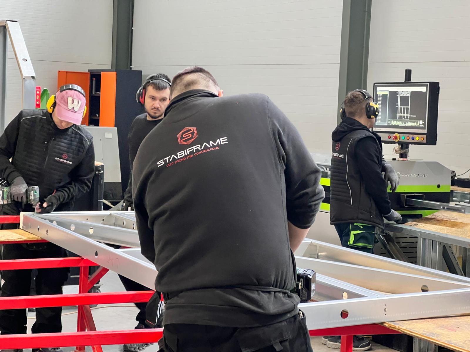 Panneau assemblé en usine sur table de montage