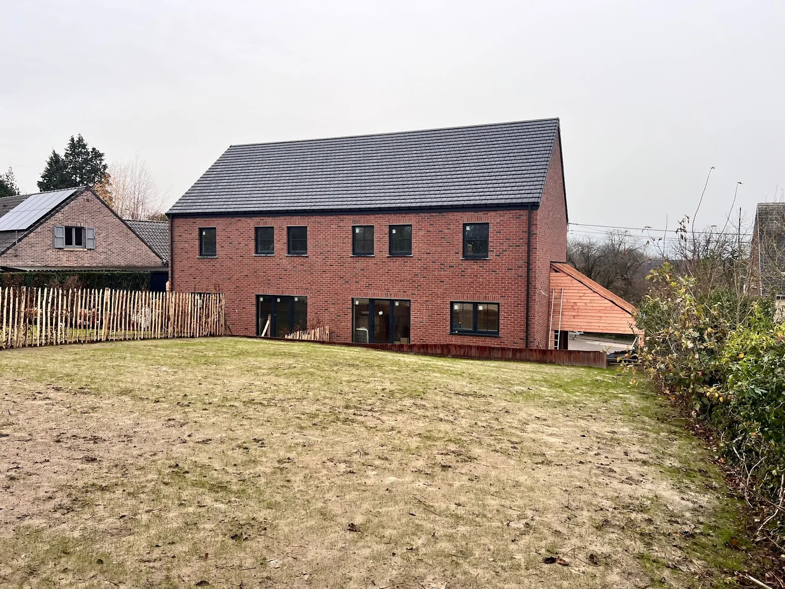 Maisons mitoyennes réalisées avec des panneaux de murs préfabriqués, vue 1